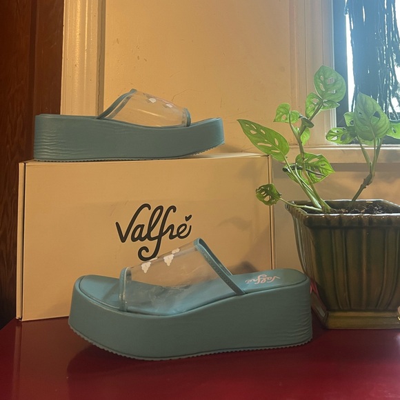 Valfré platform sandals so cute - Picture 2 of 7